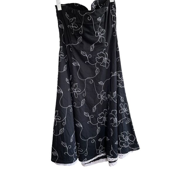 White House Black Market ~ strapless embroidered dress ~ size 4 - Picture 4 of 6